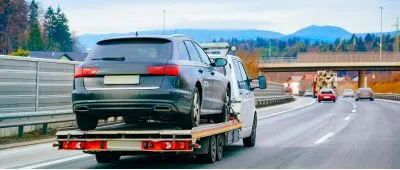 Wir kaufen Ihr Auto bei Ihnen vor Ort, ob fahrbereit, oder nicht. Hier sehen sie, wie wir ein gekauftes Auto abschleppen.
